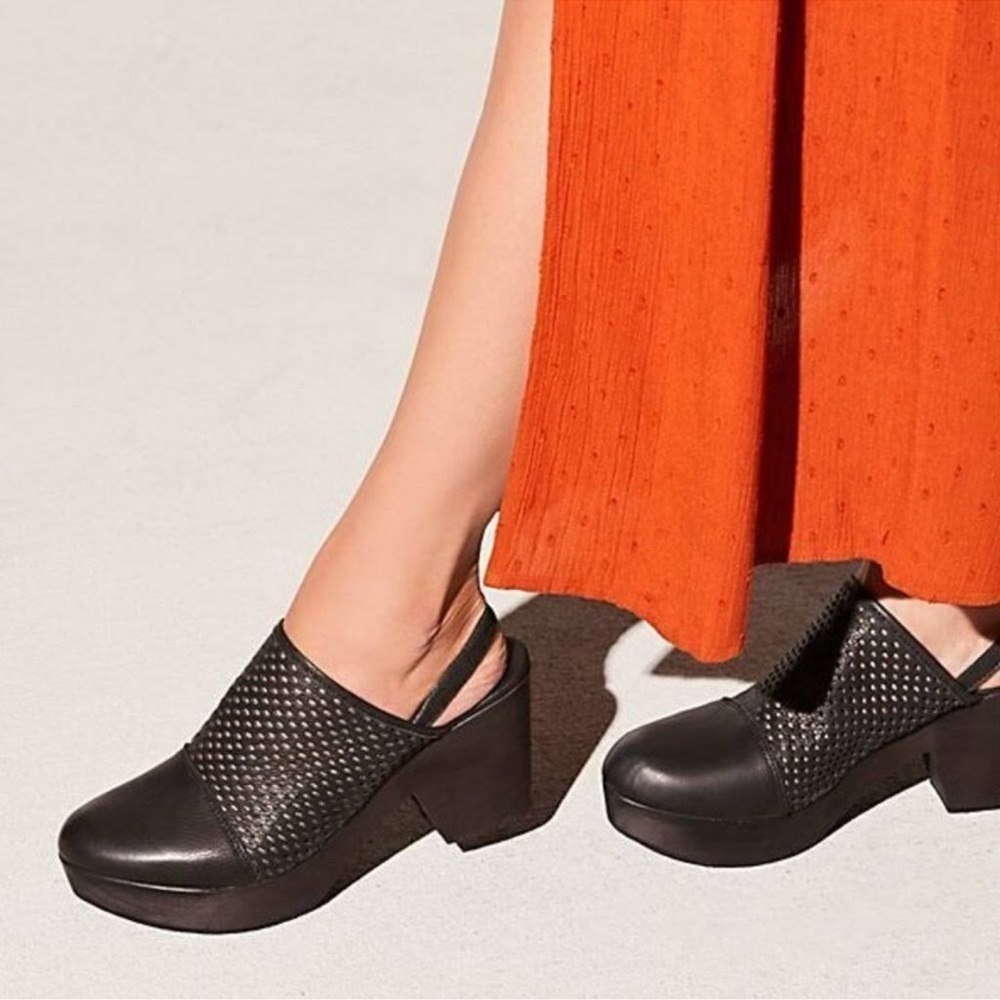 Free People Logan Black Leather Clogs With Wooden Platform size 37 (7)